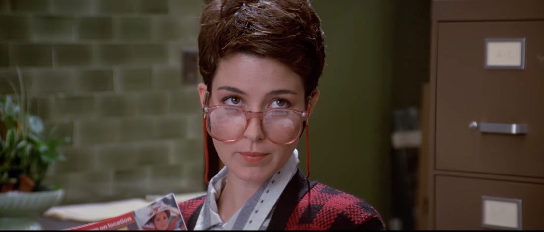 Annie Potts como Janine en 1984 Cazafantasmas
