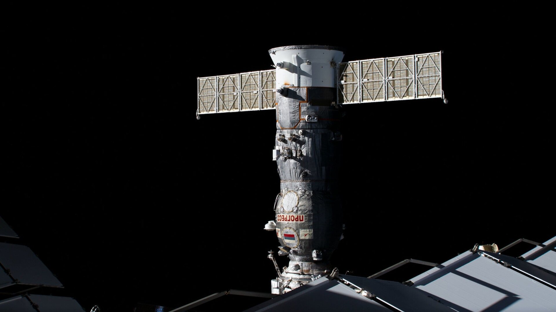 Una nave espacial Progress atracada a la ISS.