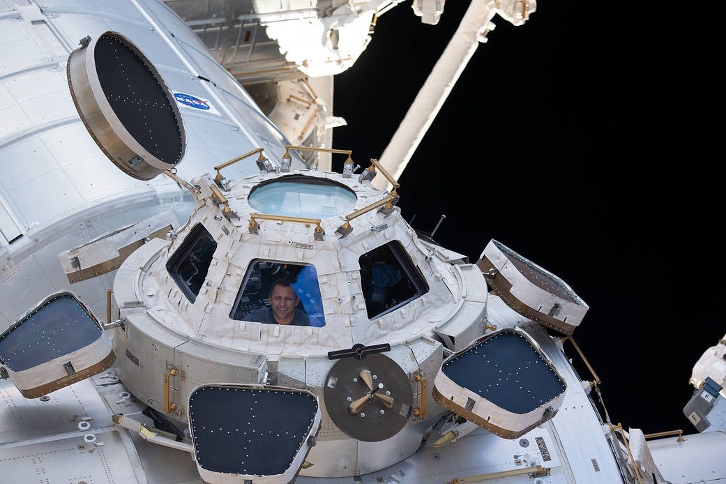 El astronauta de la NASA e ingeniero de vuelo de la Expedición 68, Josh Cassada, mira a través de una de las siete ventanas de la cúpula.