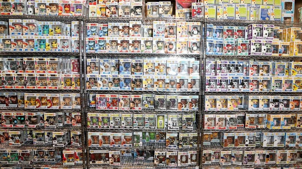 Una muestra muy grande, muy ordenada y muy bien provista de Funko Pops.