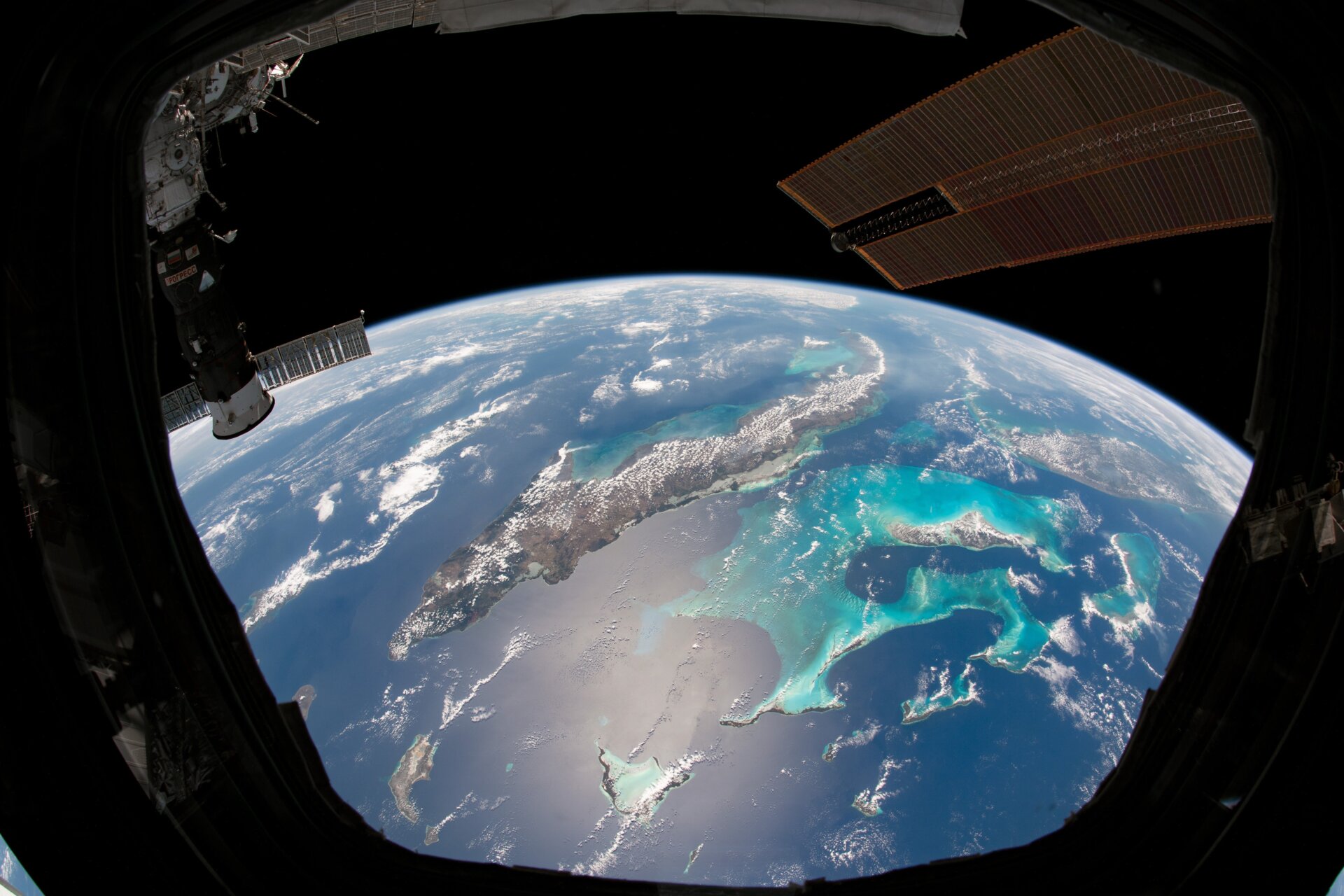 Una vista de Cuba, vista a través de la cúpula de la estación espacial. 