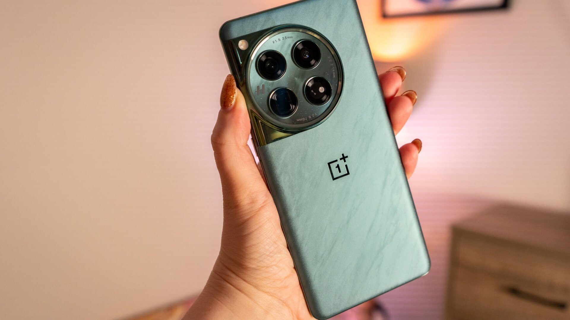 La parte trasera del OnePlus 12 es de un verde impresionante, con motas en todo el módulo de la cámara. 