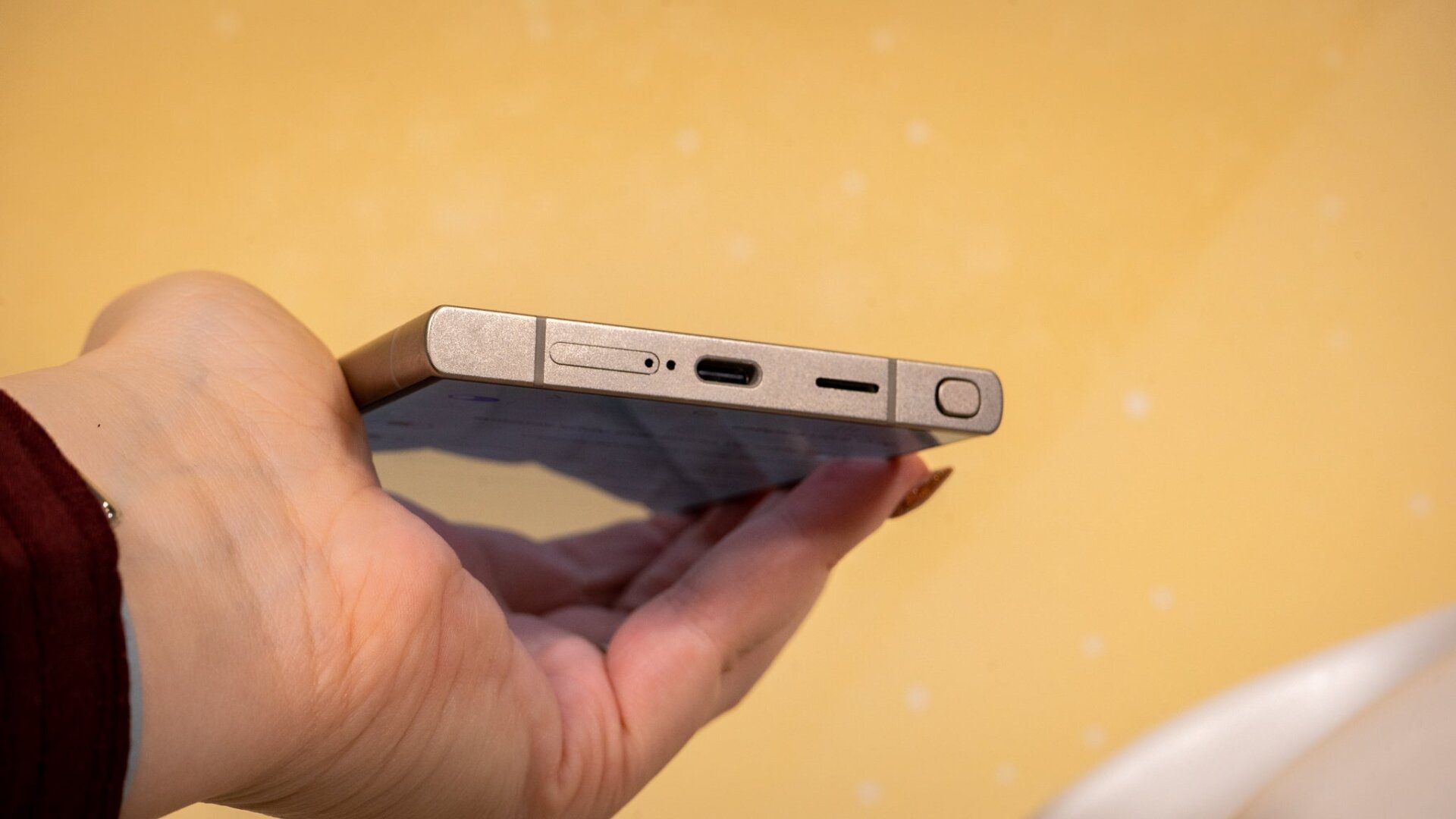 La parte inferior del Galaxy S24 Ultra también muestra esa construcción de titanio. 