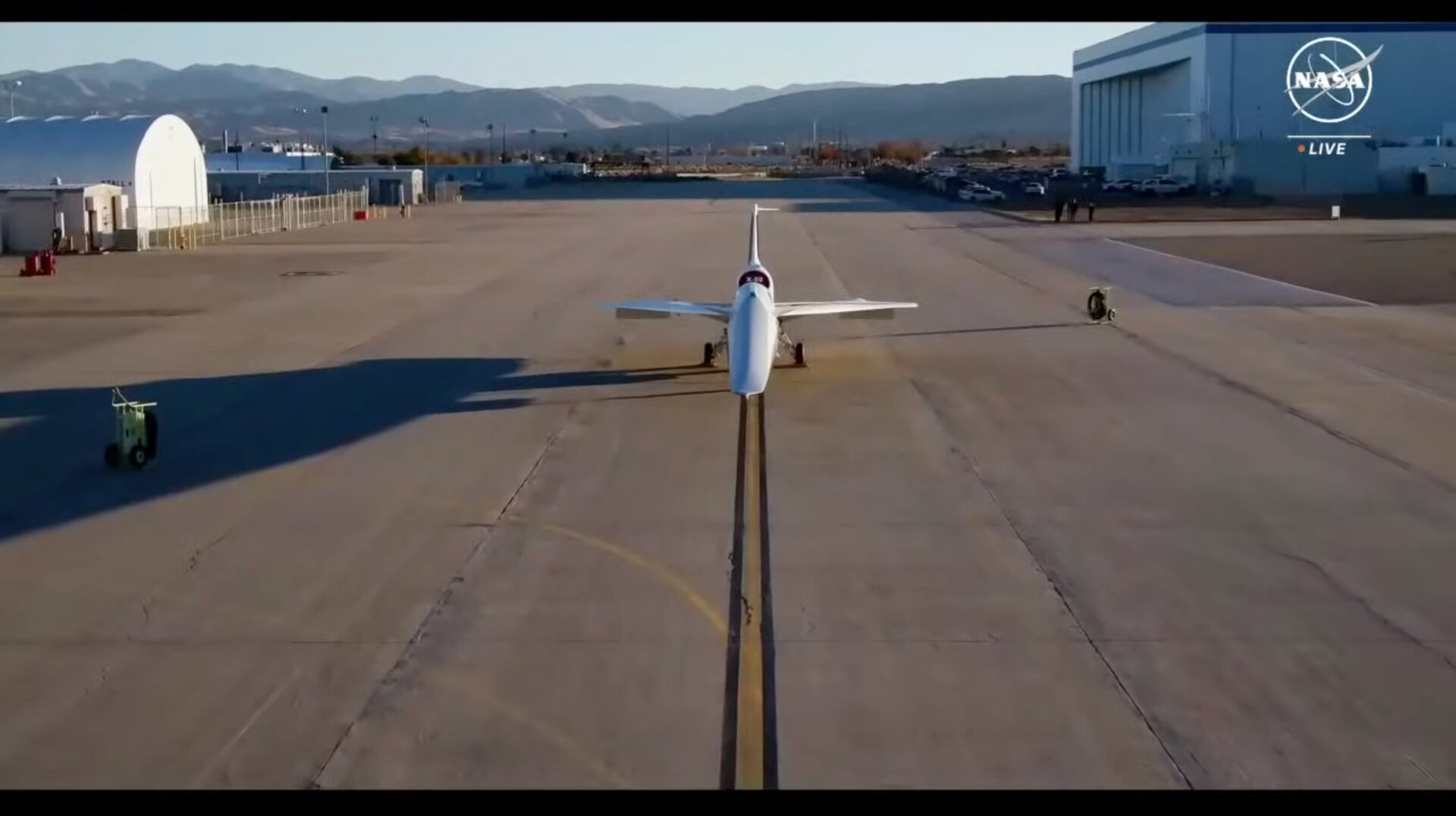 Una vista del X-59 fuera de su hangar.