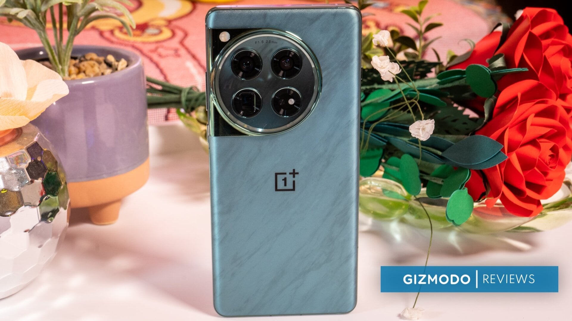 El OnePlus 12 en “esmeralda fluido”.
