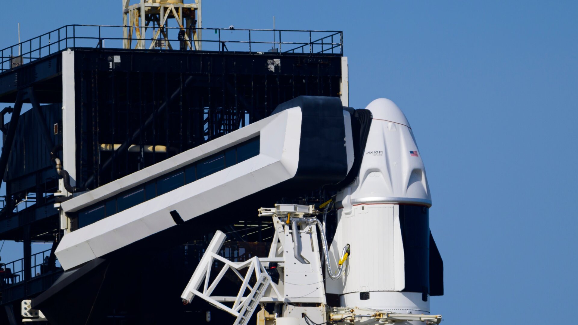La nave espacial Dragon esperando el lanzamiento sobre el cohete Falcon 9 .
