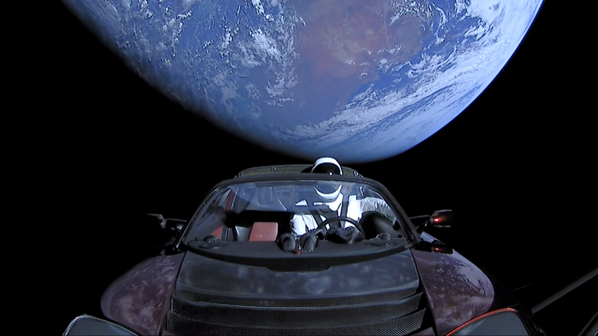 El Tesla Roadster y el maniquí Starman de Elon Musk poco después de su lanzamiento el 6 de febrero de 2018.