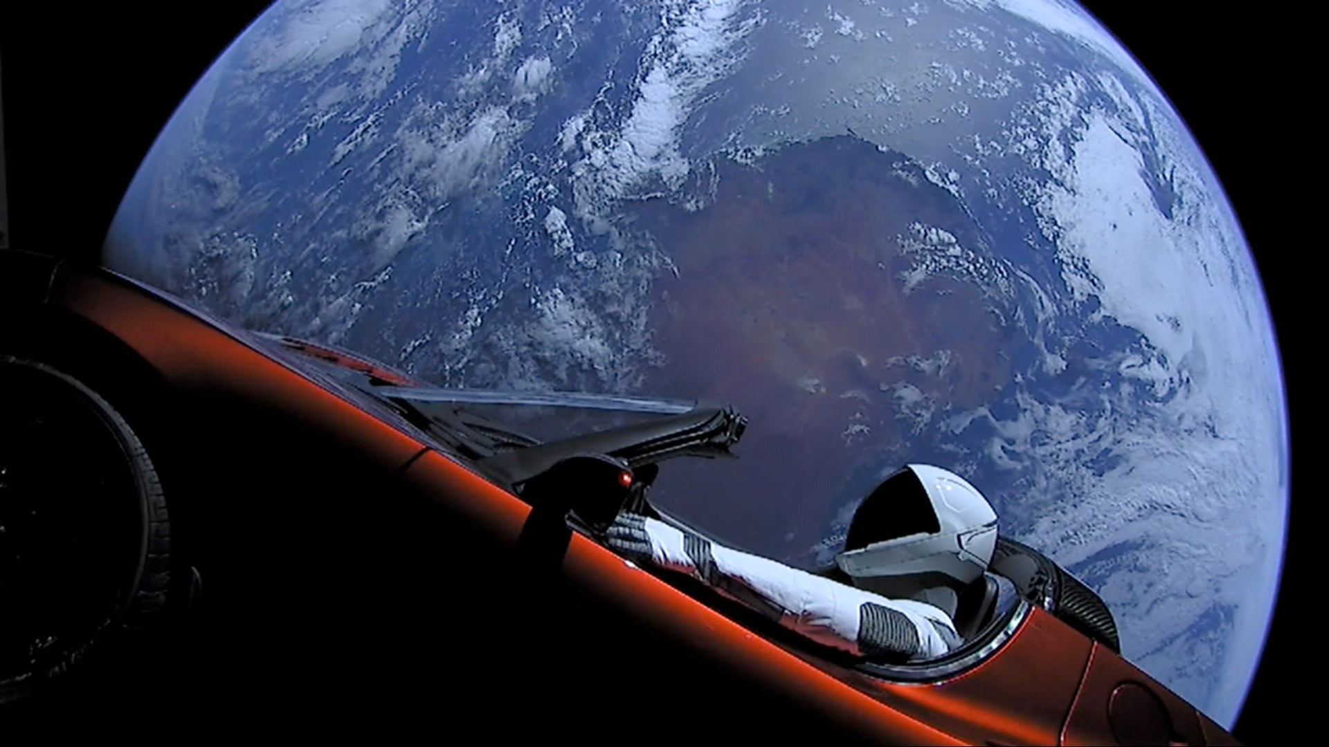El maniquí rojo de Tesla Roadster y Starman poco después del lanzamiento. 