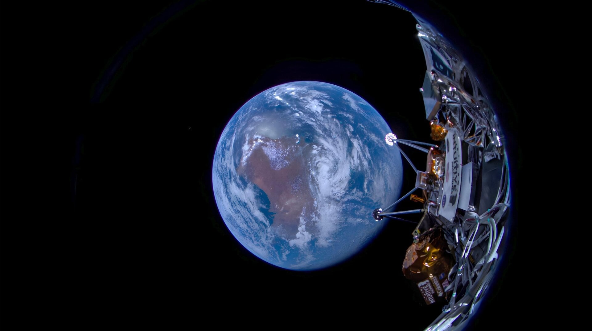 El Nova-Clander de Intuitive Machine capturó esta vista de la Tierra durante su viaje a la Luna.