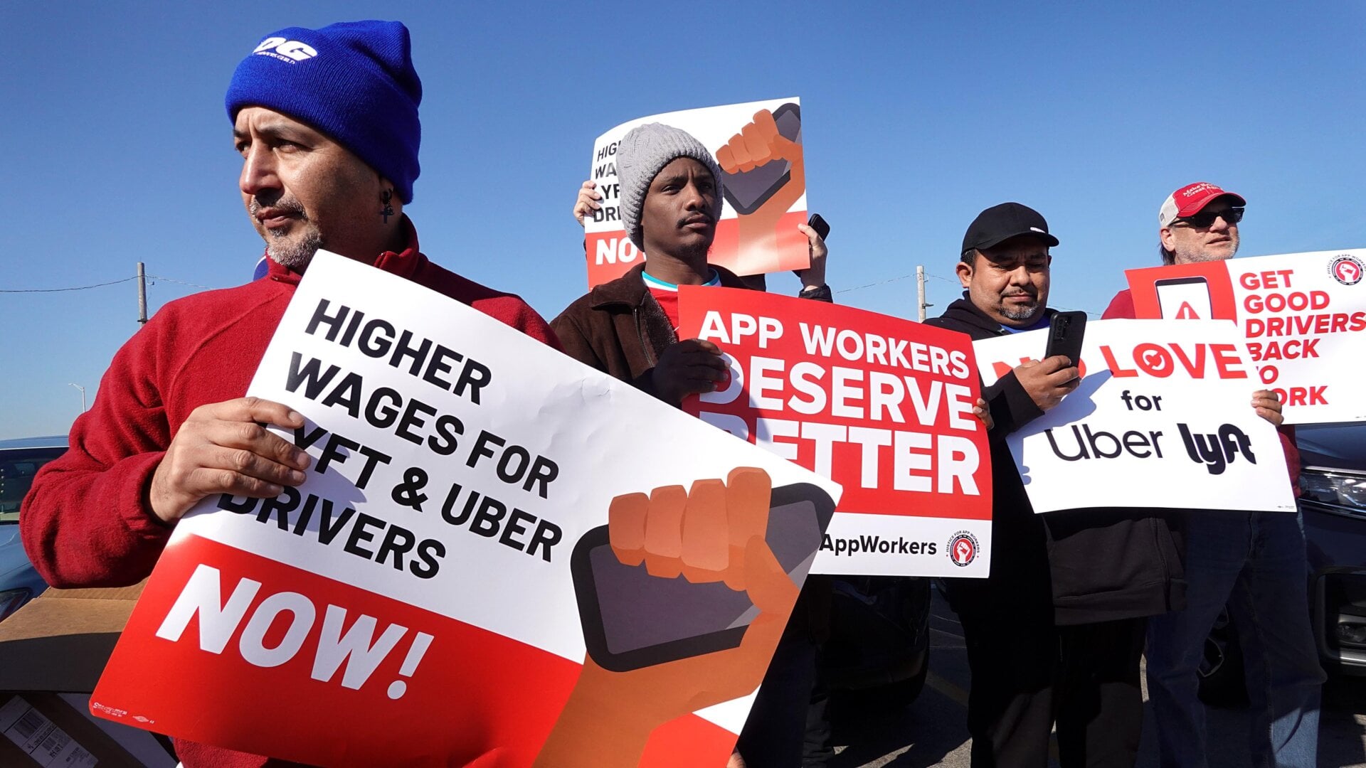 Los conductores de viajes compartidos se reúnen en un área de preparación cerca del Aeropuerto Internacional O’Hare durante una huelga de trabajo el 14 de febrero de 2024 en Chicago, Illinois.