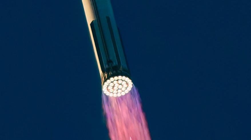 Starship durante su segundo vuelo de prueba el 18 de noviembre de 2023, con los 33 motores Raptor encendidos.
