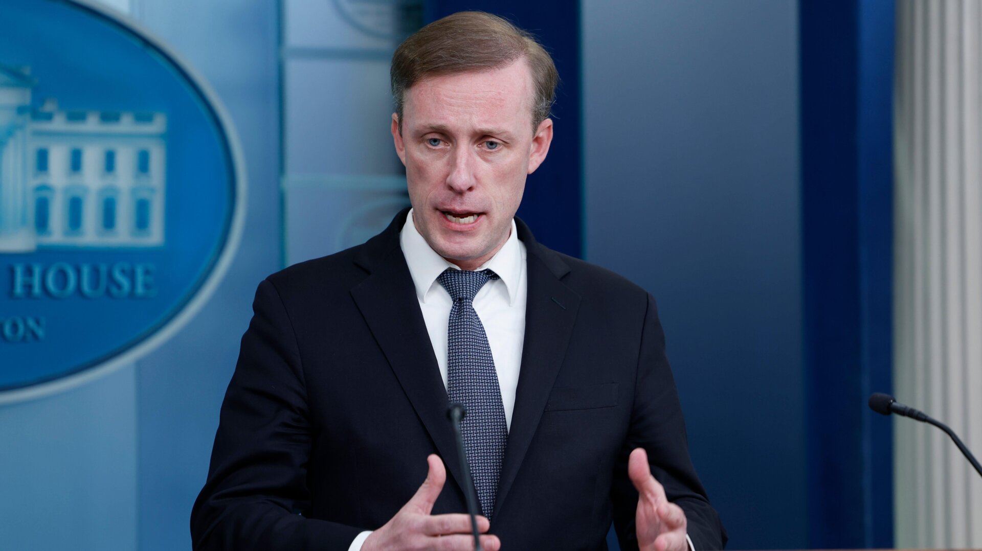 El asesor de seguridad nacional Jake Sullivan habla en la Casa Blanca el 14 de febrero de 2024 en Washington, DC.