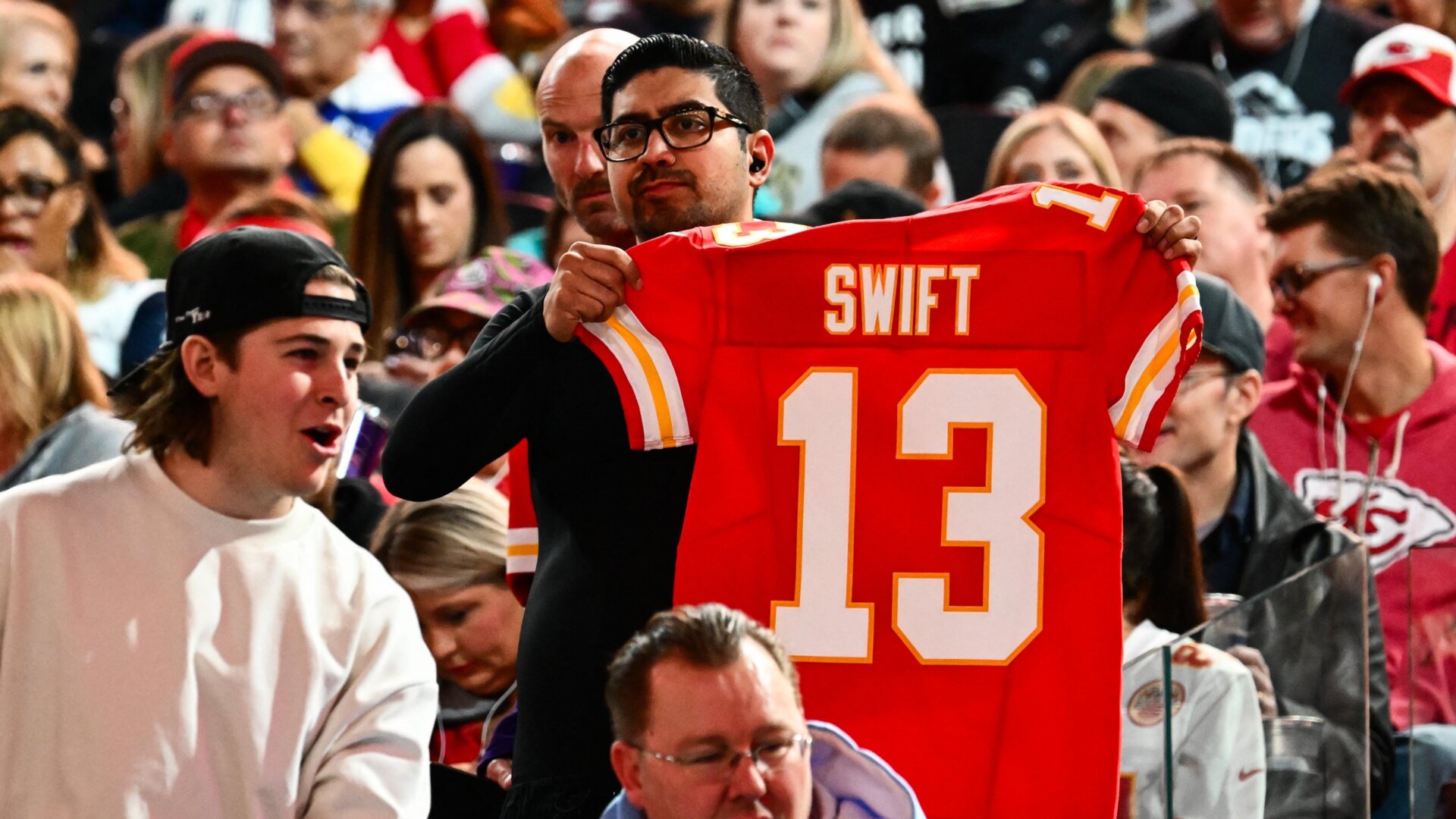 Obtendrás puntos de bonificación si vas a tu fiesta del Super Bowl con esta camiseta de Swift.