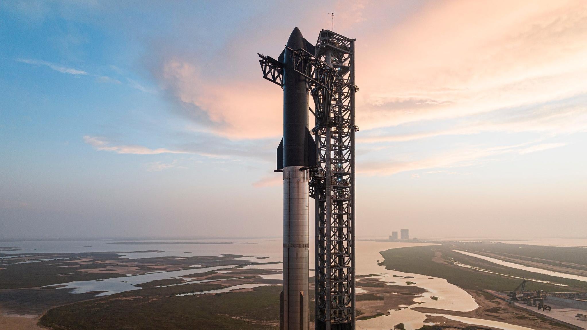 El cohete Starship de SpaceX en su plataforma de lanzamiento en la Starbase de la compañía.