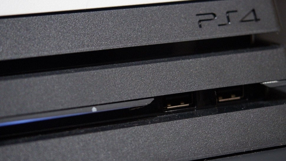 La PS4 Pro era un poco más grande que el modelo Slim, con tres estantes en lugar de dos.