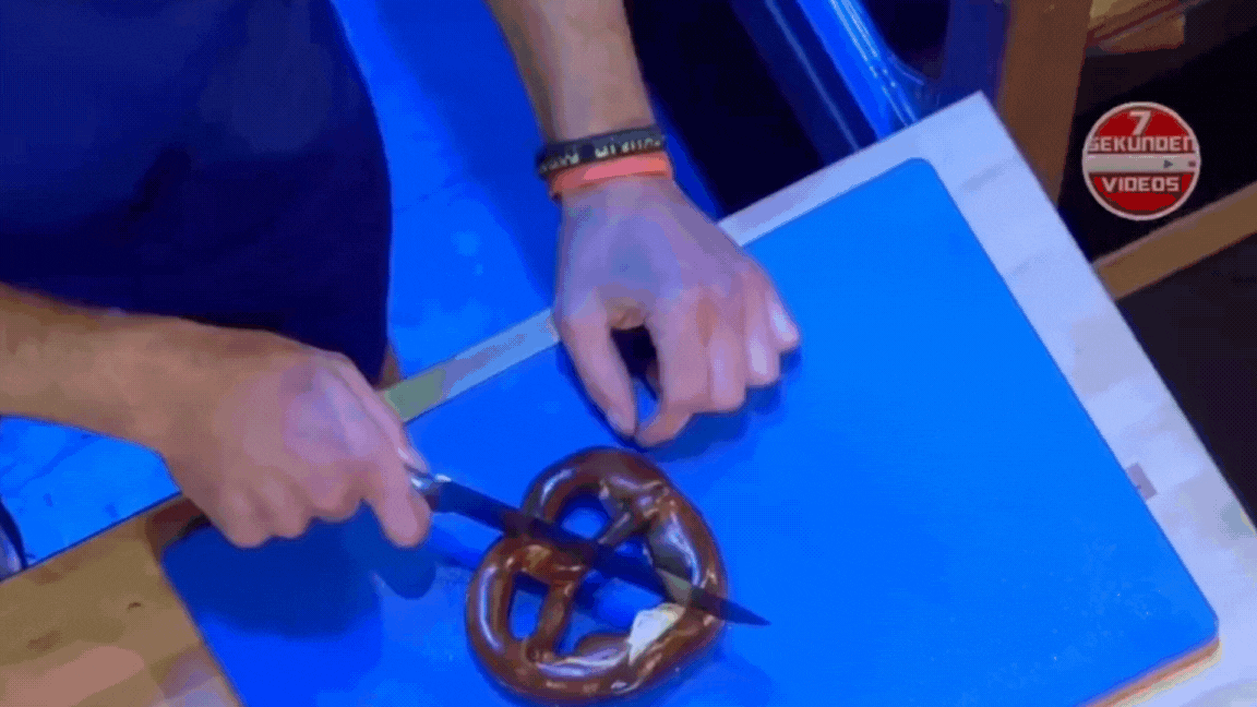 Steffen Henssler intenta cortar un pretzel perfectamente por la mitad. Según la escala, lo logró.