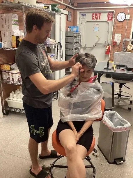 Nathan Jones, médico de emergencia, haciendo a Anca Selariu, microbióloga de la Marina de EE.UU., un corte de pelo dentro del hábitat simulado de Marte.