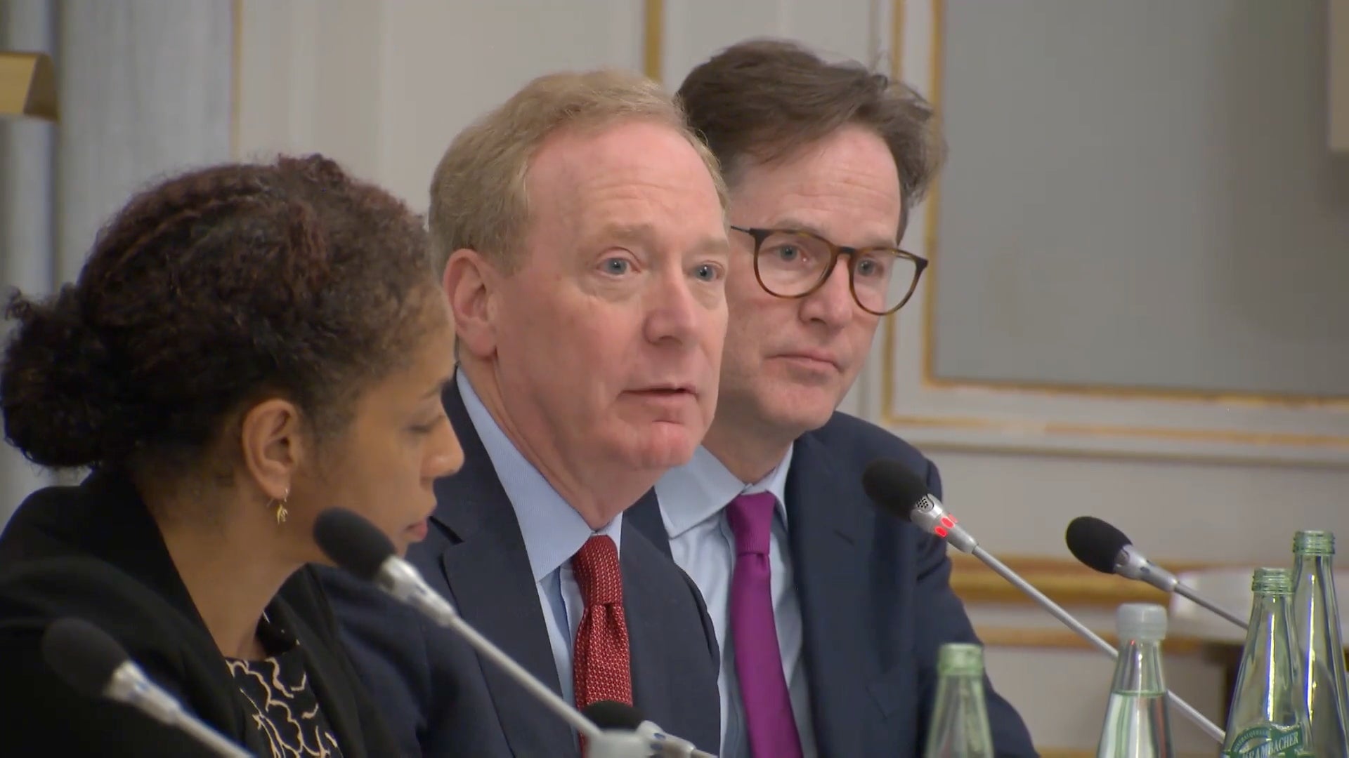 Brad Smith de Microsoft (centro), Anna Makanju de OpenAI (izquierda) y Nick Clegg de Meta (derecha) en una conferencia de prensa en el Centro de Seguridad de Munich. Conferencia el 16 de febrero, 2024.