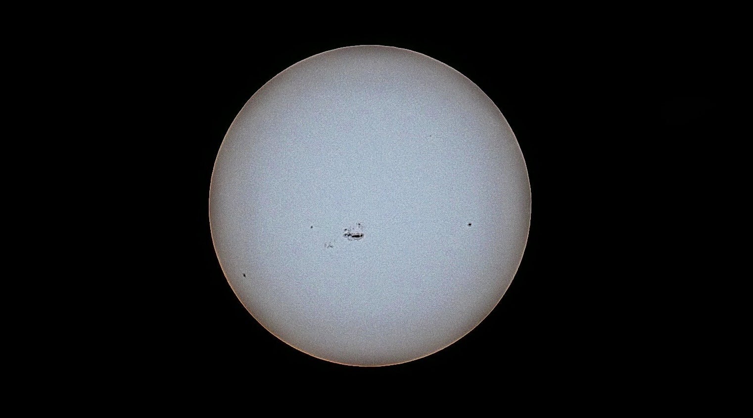 El grupo de manchas solares AR357, visto a través de un telescopio Dwarf II el 9 de febrero de 2024.