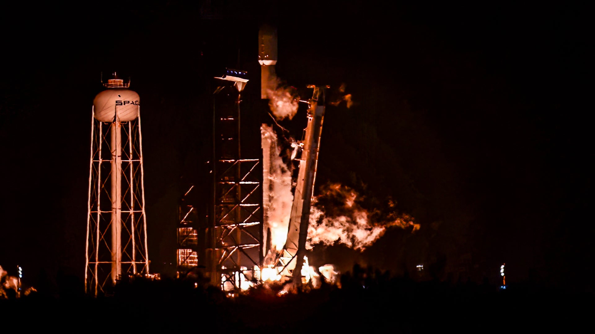 El Falcon 9, con el módulo de aterrizaje lunar a bordo y listo para funcionar.