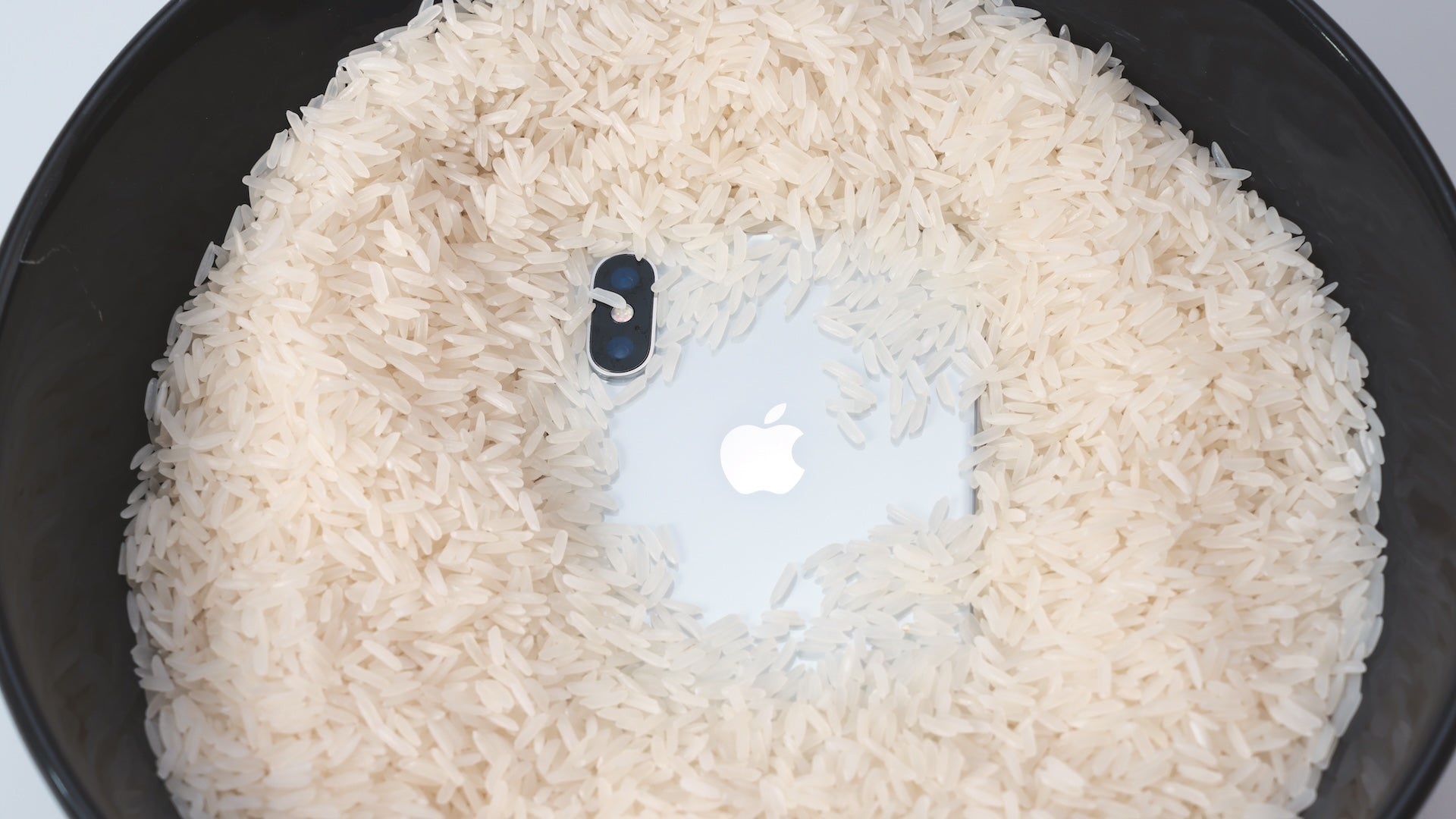 Durante años, los propietarios de iPhones ahogados han jurado por el truco del remojo de arroz. Apple está lloviendo en su desfile.