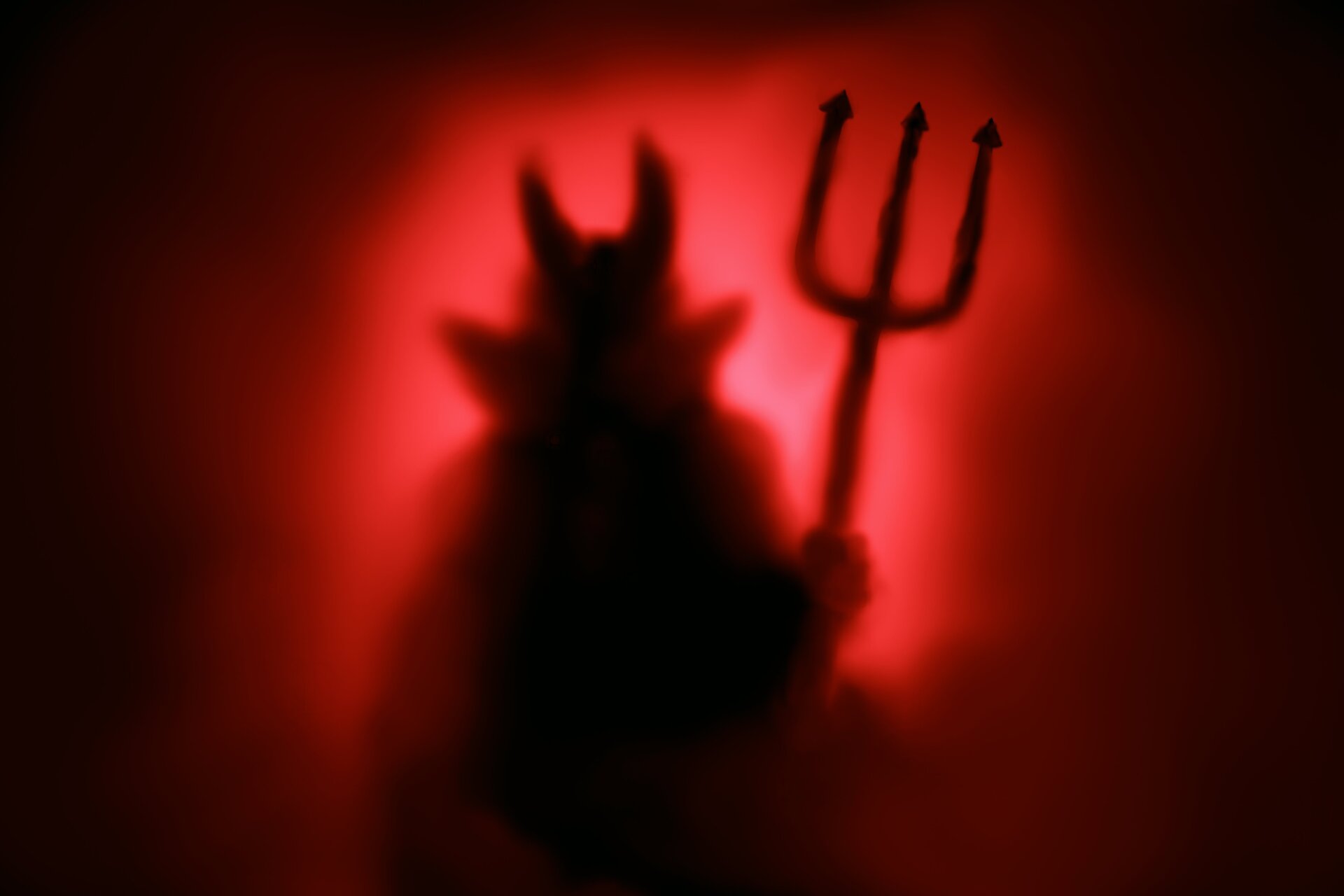 Una silueta de un diablo.