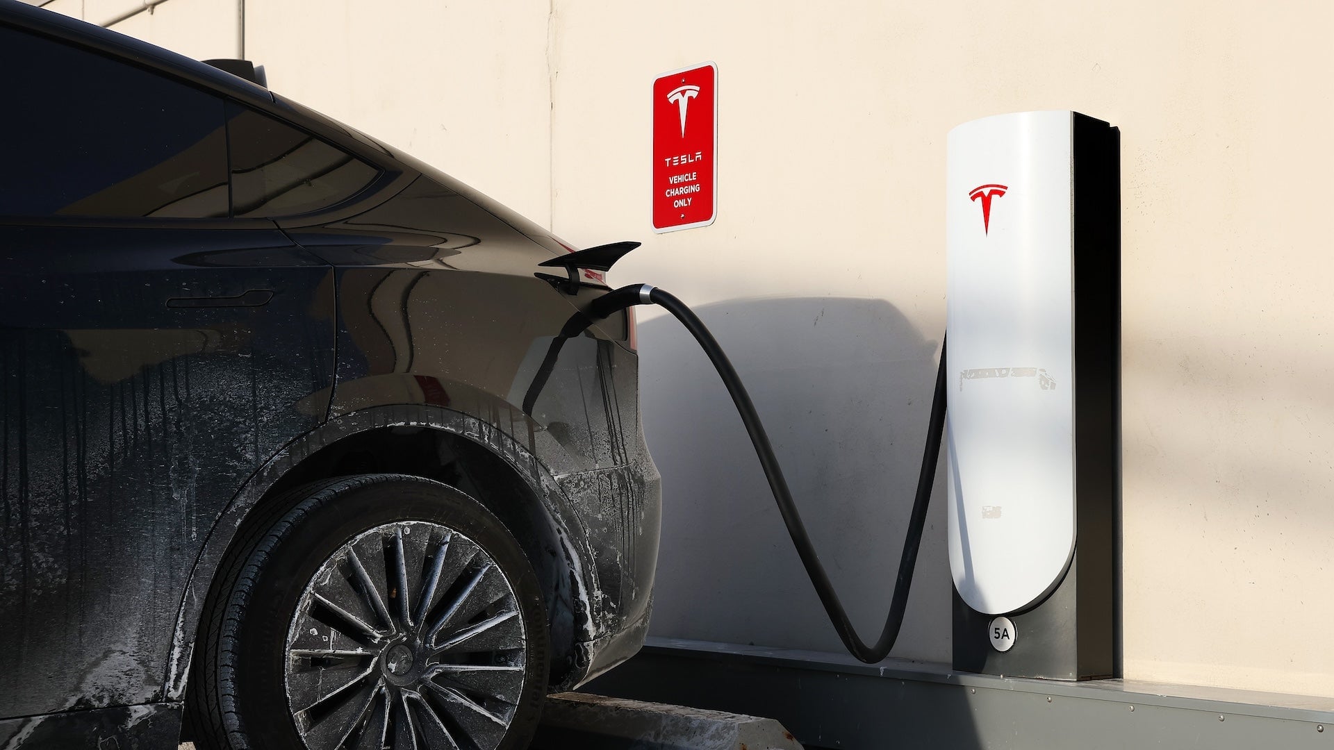 Los propietarios de Tesla no estuvieron contentos al descubrir que sus autos tardaron hasta cinco veces más en cargarse en el frío.