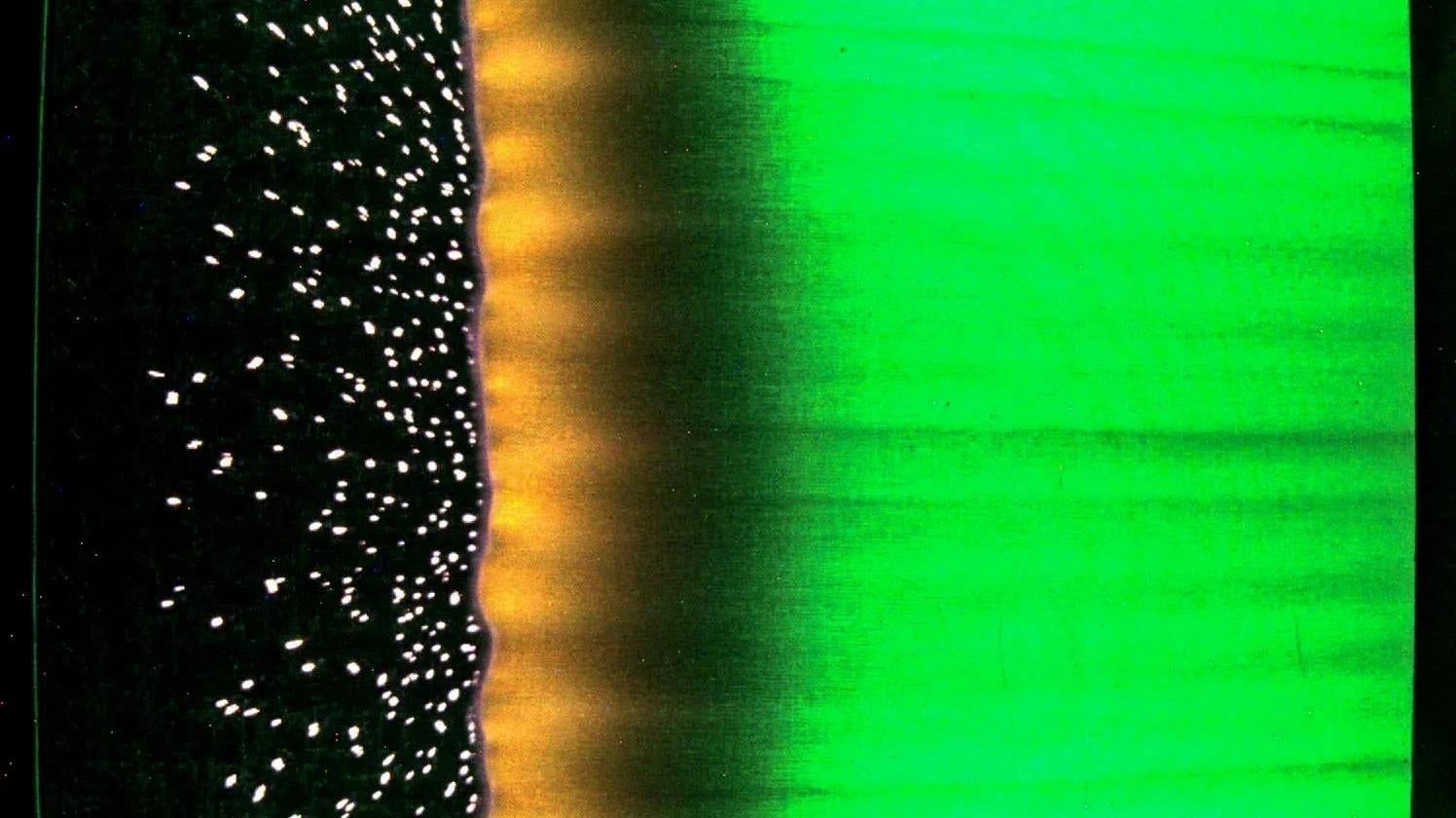 Una muestra de quemaduras de tela dentro de una nave de carga Cygnus no tripulada durante una investigación anterior del experimento de seguridad contra incendios de la nave espacial, Saffire-IV.