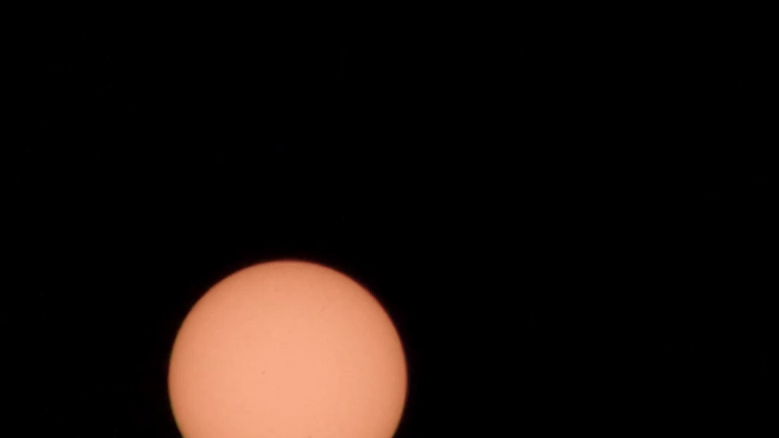 Deimos pasando frente al Sol el 20 de enero de 2024.