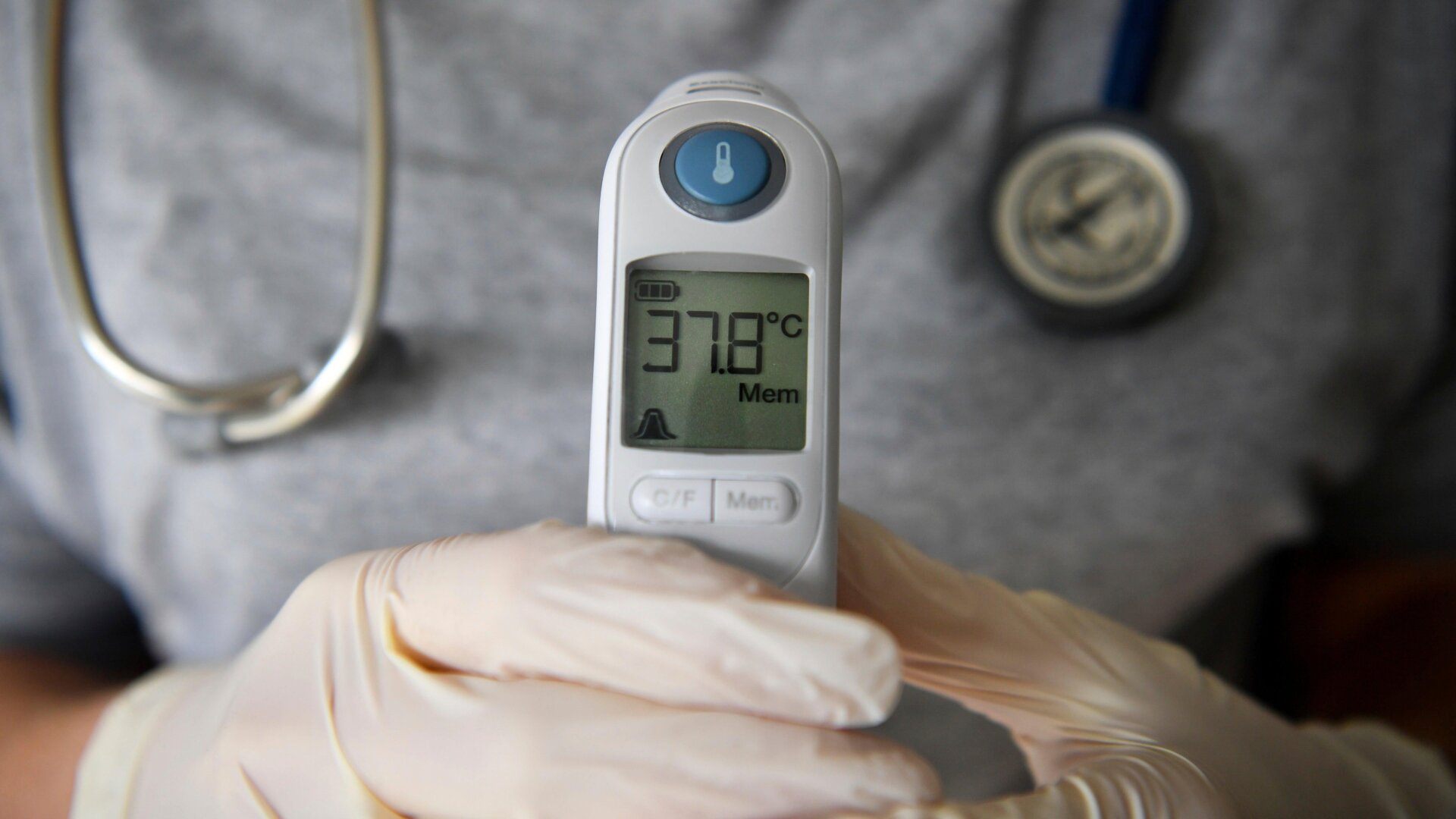 Un termómetro que marca 37,8 grados centígrados o 100,04 grados Fahrenheit.