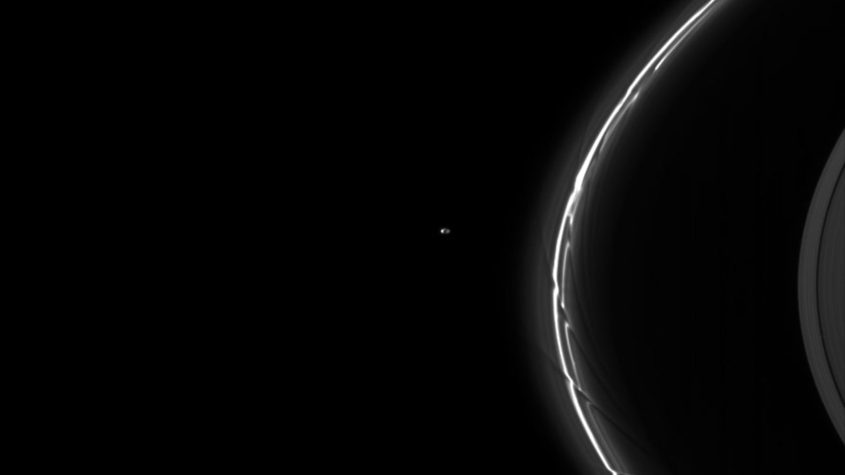 Una imagen de Cassini de lunas pastoras actuando en el anillo F de Saturno.