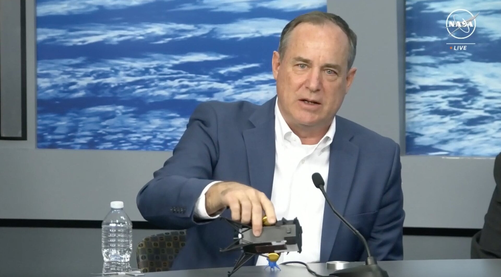 El director ejecutivo de Intuitive Machines, Steve Altemus, explica la orientación del vehículo. 