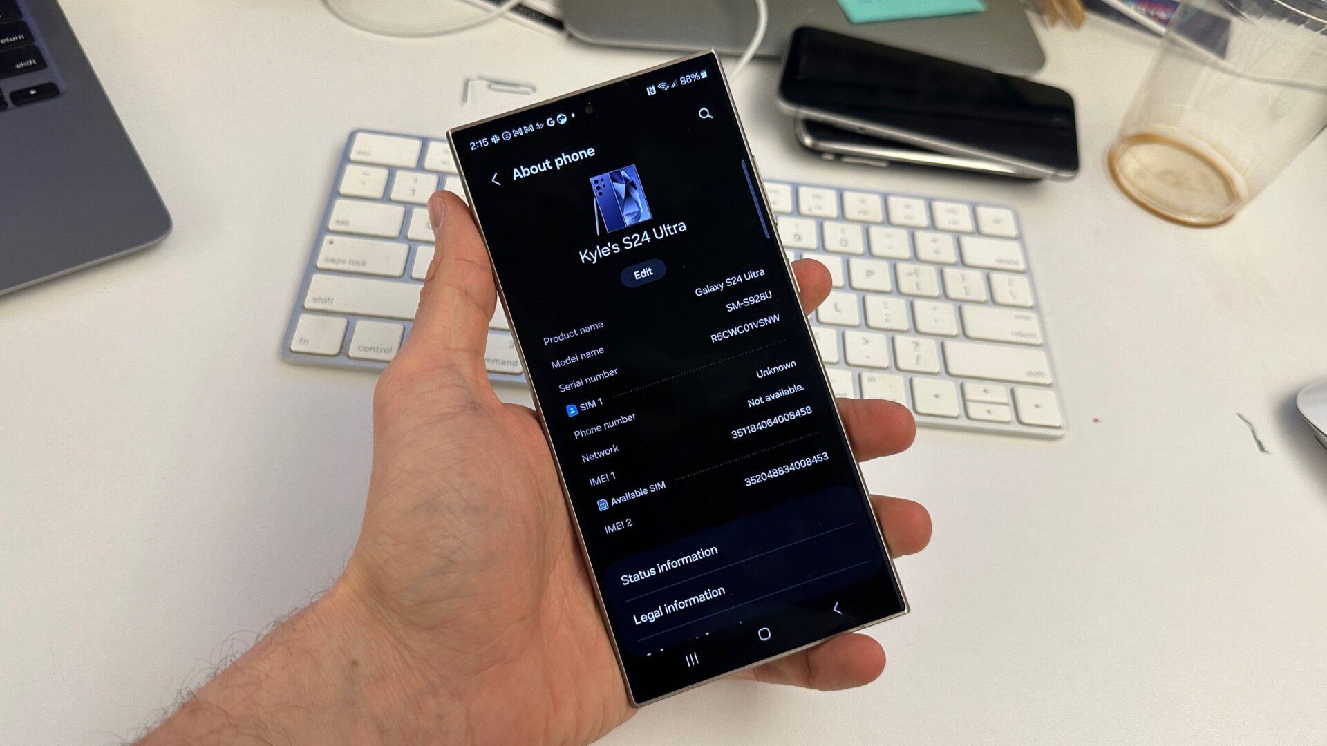 La forma más fácil de encontrar el número de modelo de su teléfono Android es en la configuración. De lo contrario, es posible que tenga que ser creativo.