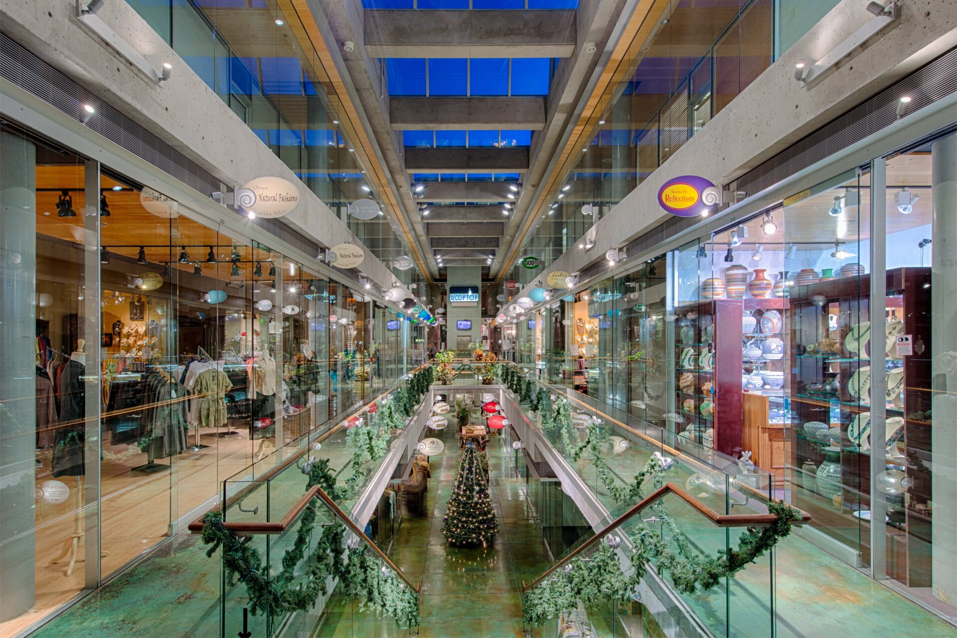 Un centro comercial vacío.