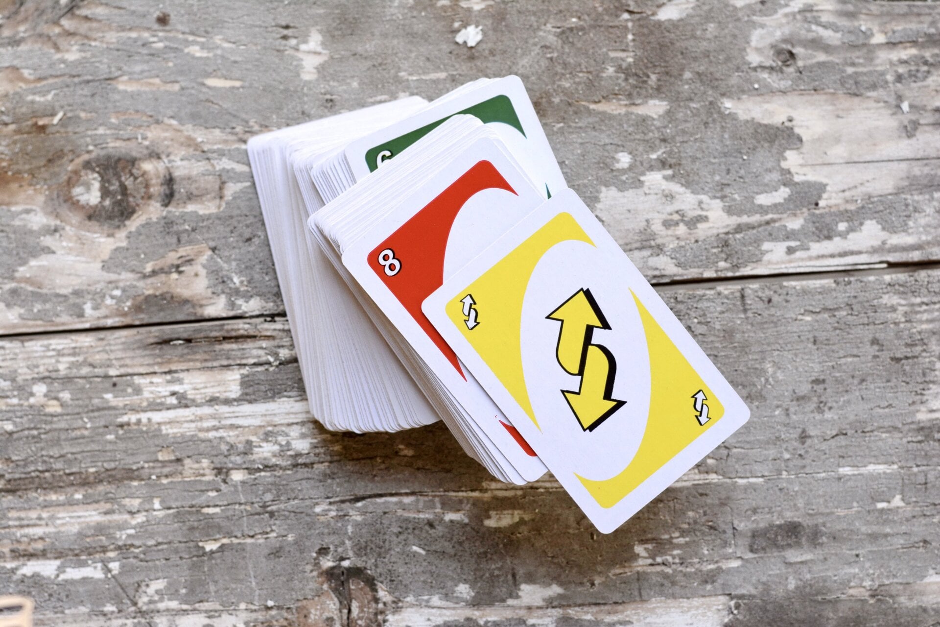 Una pila de cartas Uno.