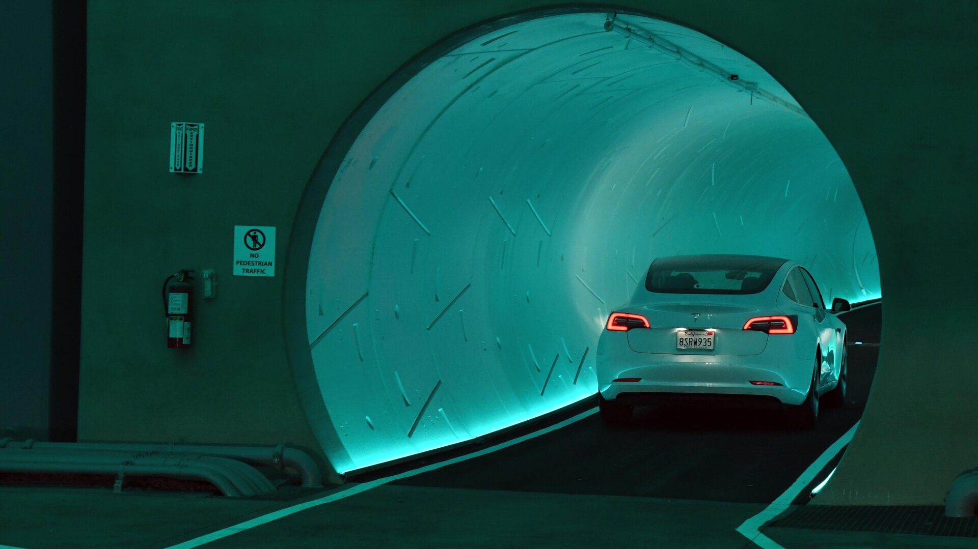 Un automóvil Tesla atraviesa un túnel en la Estación Central durante una vista previa para los medios del circuito del Centro de Convenciones de Las Vegas el 9 de abril , 2021, en Las Vegas, Nevada.