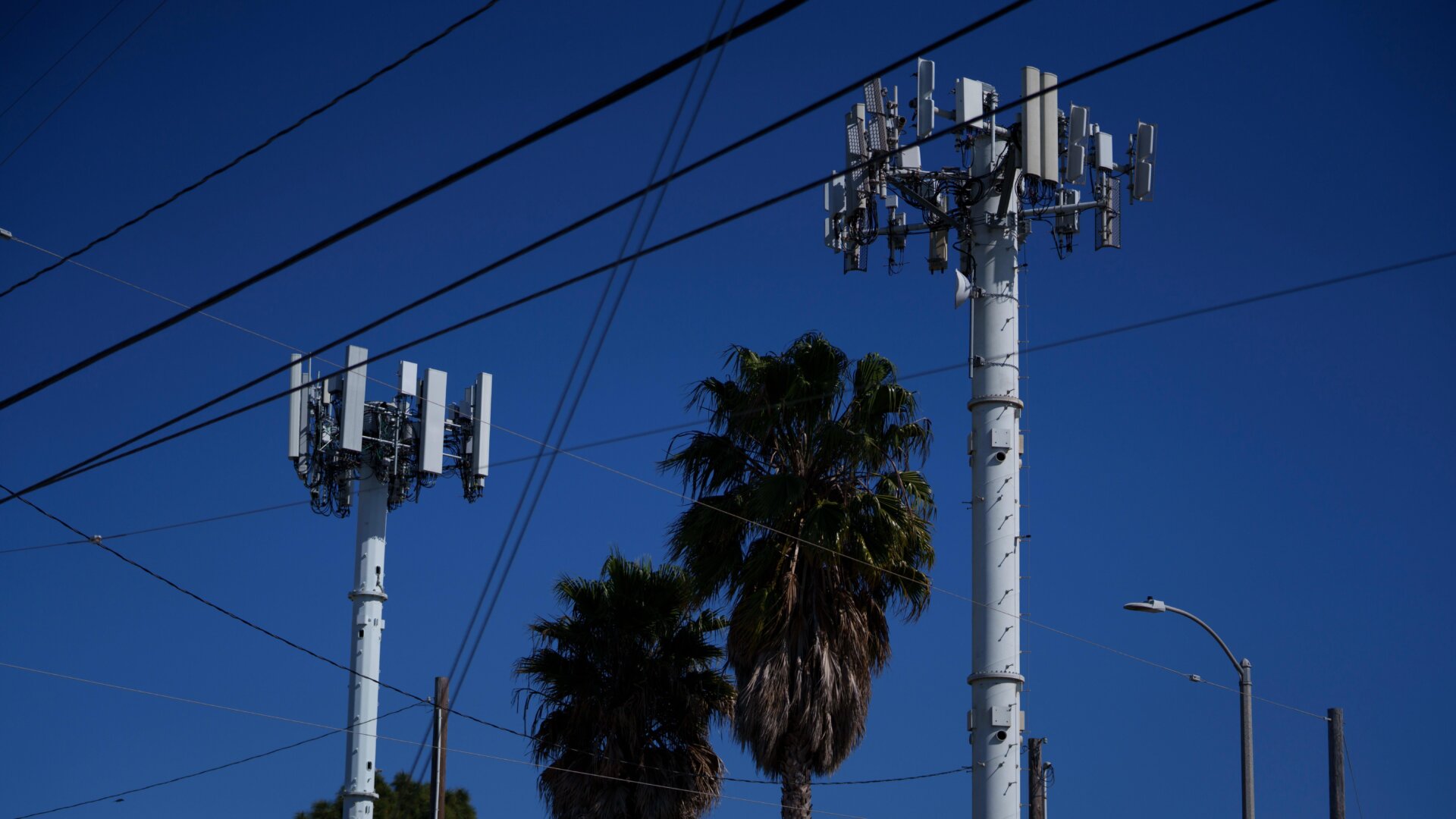 Las torres de telefonía celular se muestran el 22 de febrero de 2024 en Redondo Beach, California.