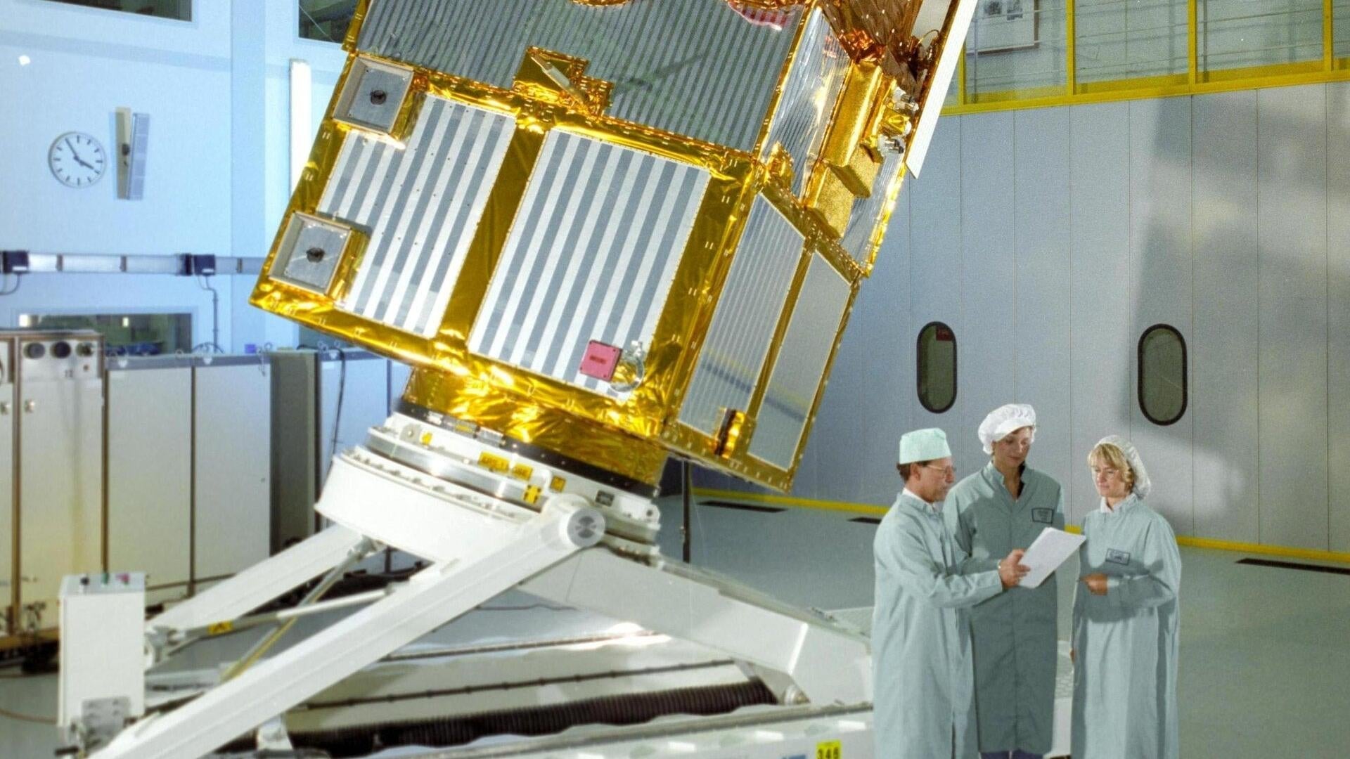 ERS-2 se lanzó en 1995, después de su hermano, el primer satélite europeo de teledetección ERS-1, que se lanzó en 1991.