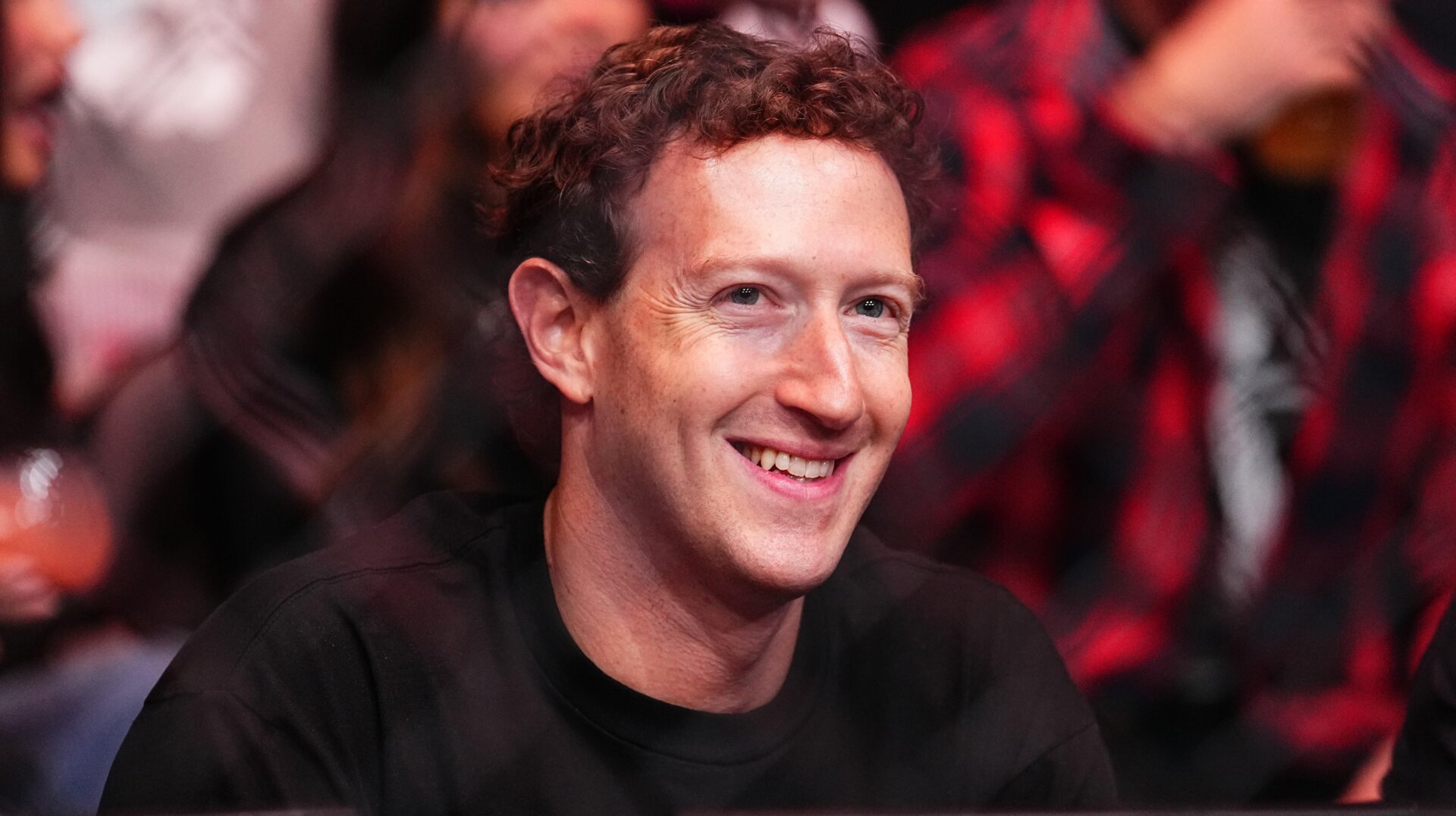 El fundador de Facebook, Mark Zuckerberg, es visto asistiendo durante el evento UFC 298 en el Honda Center el 17 de febrero de 2024 en Anaheim, California.