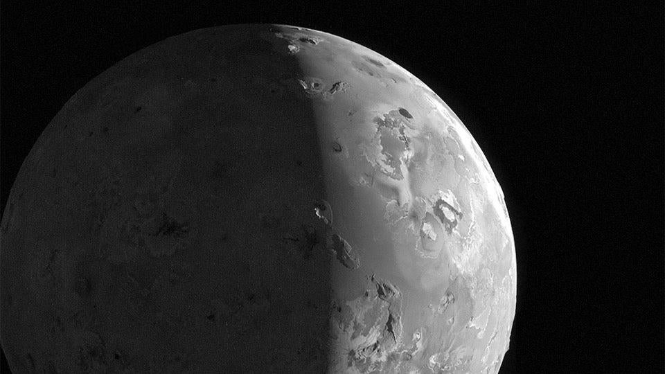 La nave espacial Juno de la NASA realizó un segundo sobrevuelo cercano de Io el 3 de febrero. 