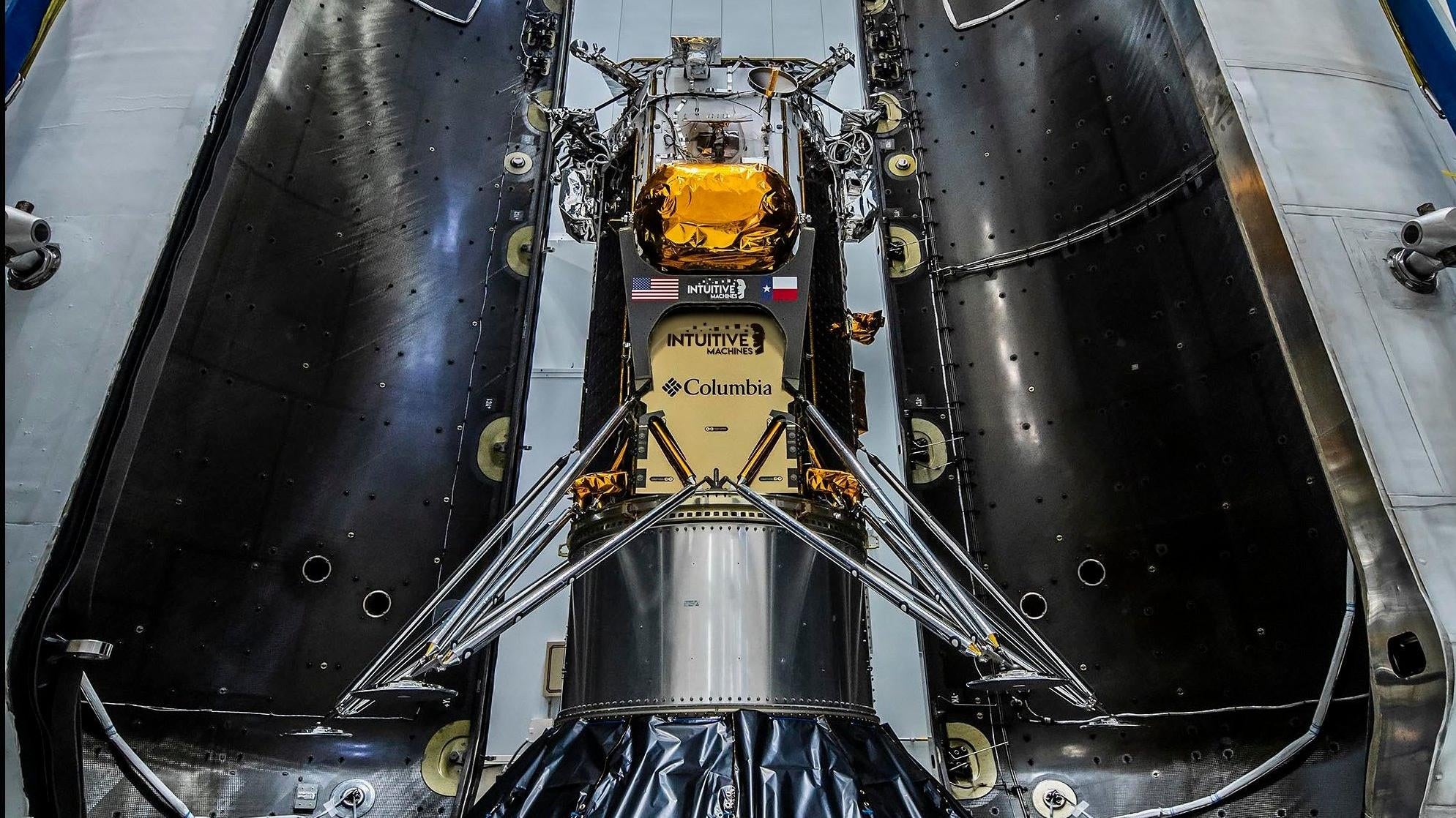 El módulo de aterrizaje IM-1 de Intuitive Machines se coloca dentro del carenado del Falcon 9.