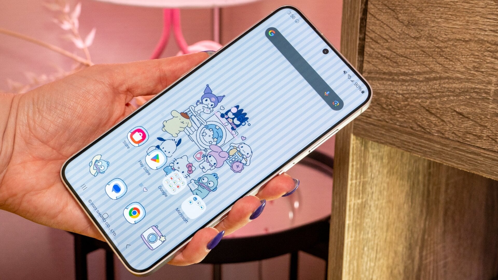 Sosteniendo el Galaxy S24+.