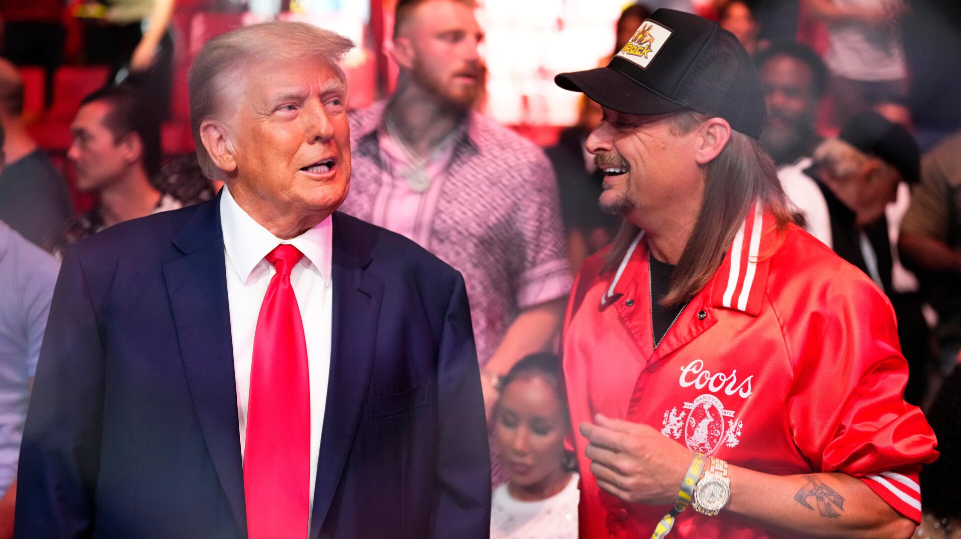 El expresidente estadounidense Donald Trump y el músico Kid Rock asisten al evento UFC 287 en el Kaseya Center el 8 de abril. 2023, en Miami, Florida.