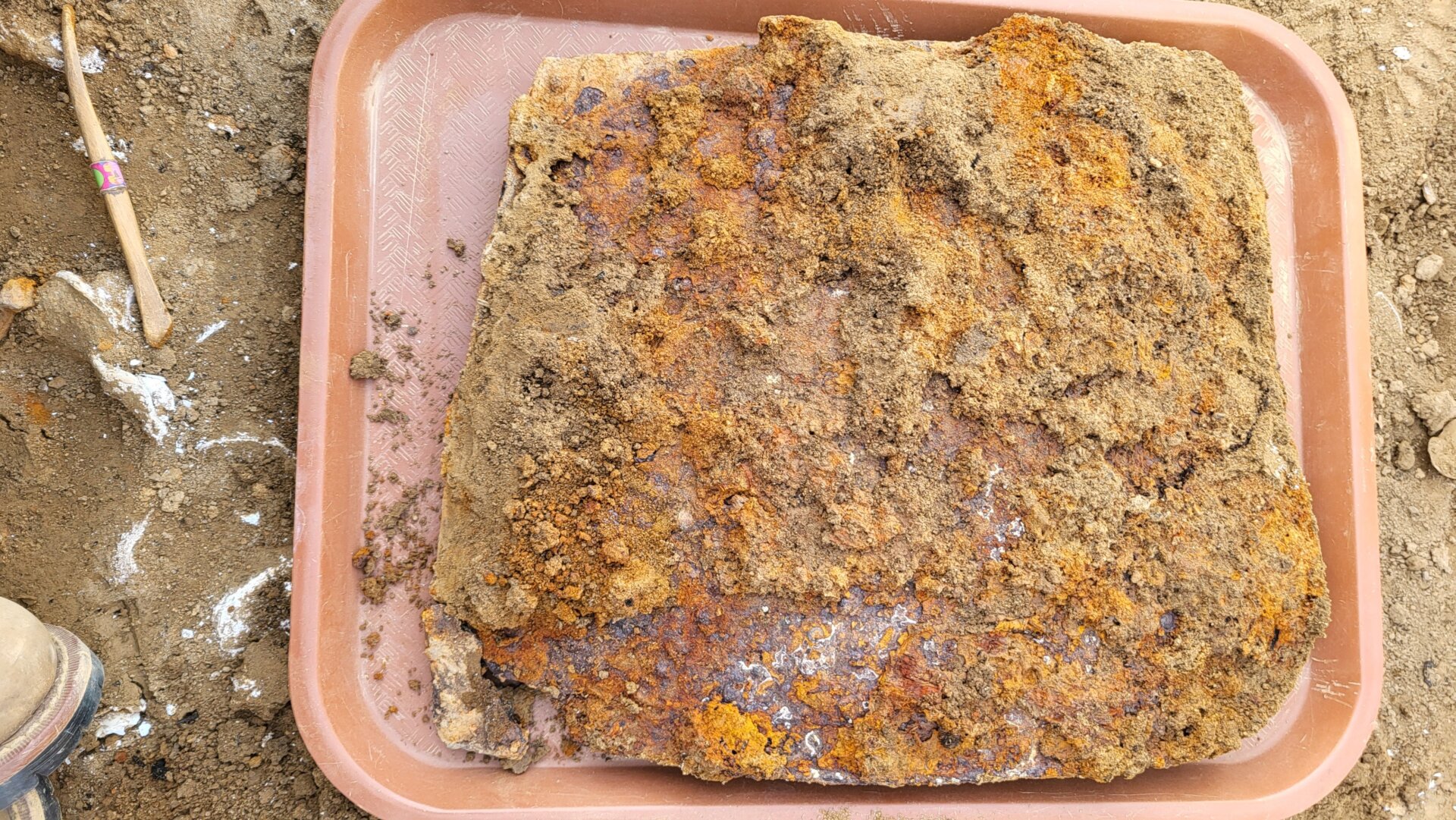 La tasca incrustada de tierra poco después de la excavación.