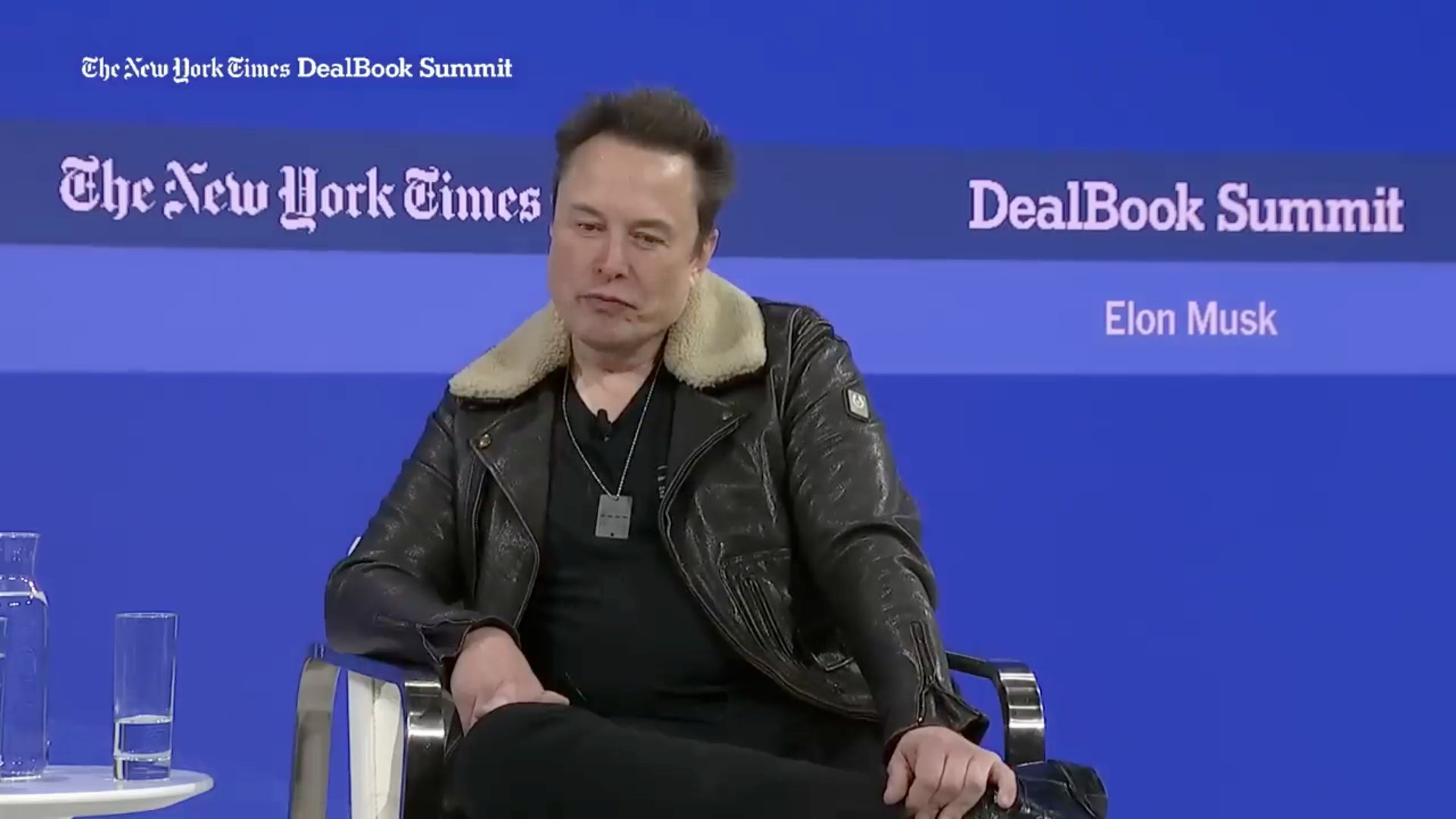 Elon Musk hace una pausa de 12 segundos de silencio el 30 de noviembre de 2023 frente a una audiencia en vivo después de que Andrew Ross Sorkin le preguntara sobre  su salud mental.