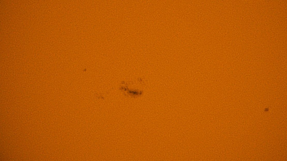 El grupo de manchas solares AR357, visto a través de un telescopio de equinoccio unistellar el 9 de febrero de 2024.