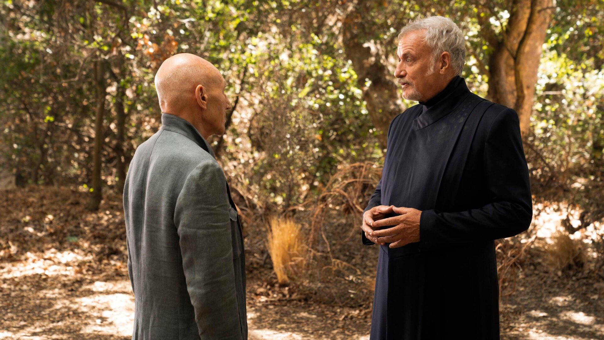 Patrick Stewart como Picard y John de Lancie como Q en la segunda temporada de Star Trek: Picard.