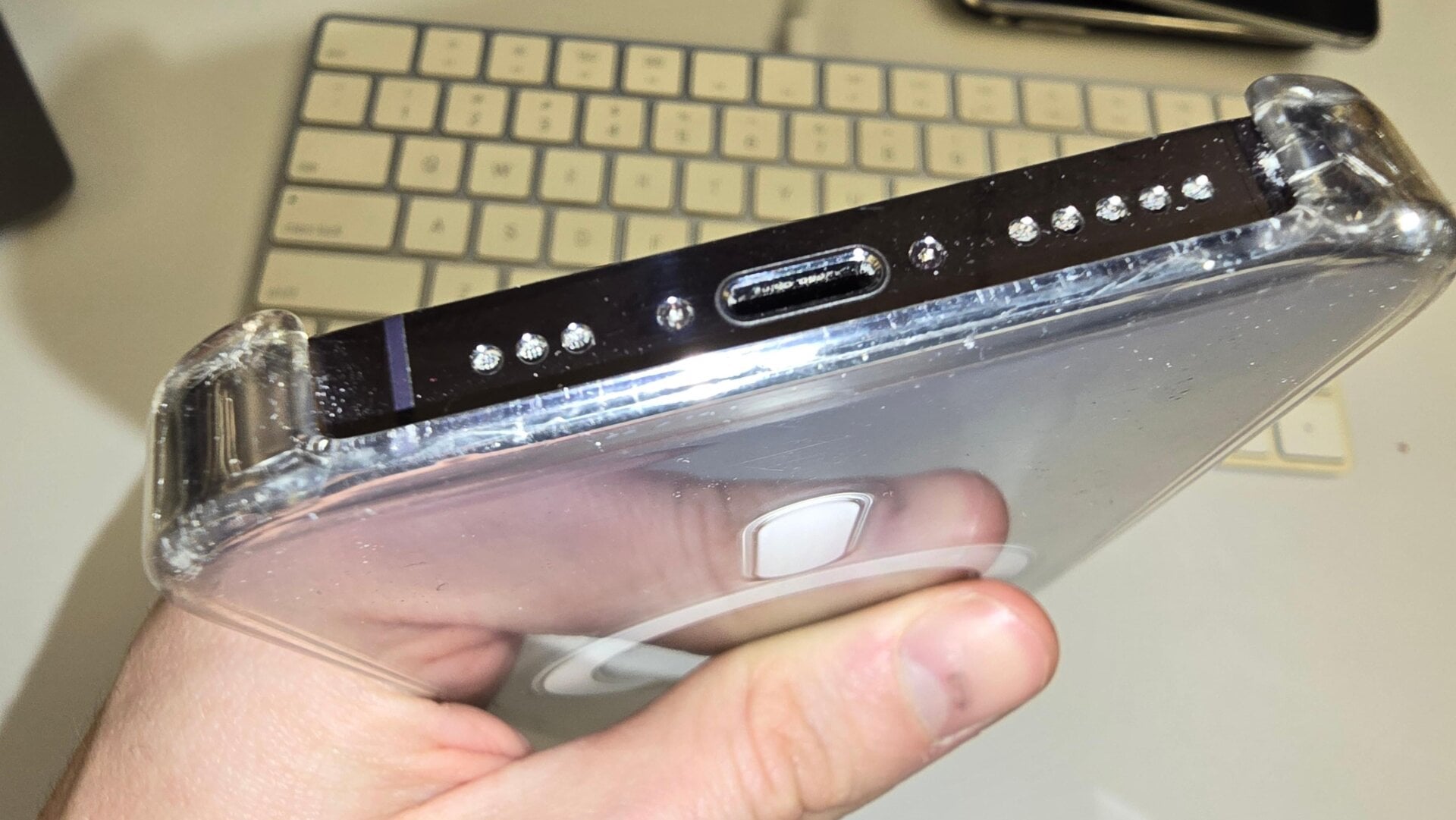 Puede encontrar el número de modelo de los iPhone más nuevos dentro del puerto Lightning o USB-C.