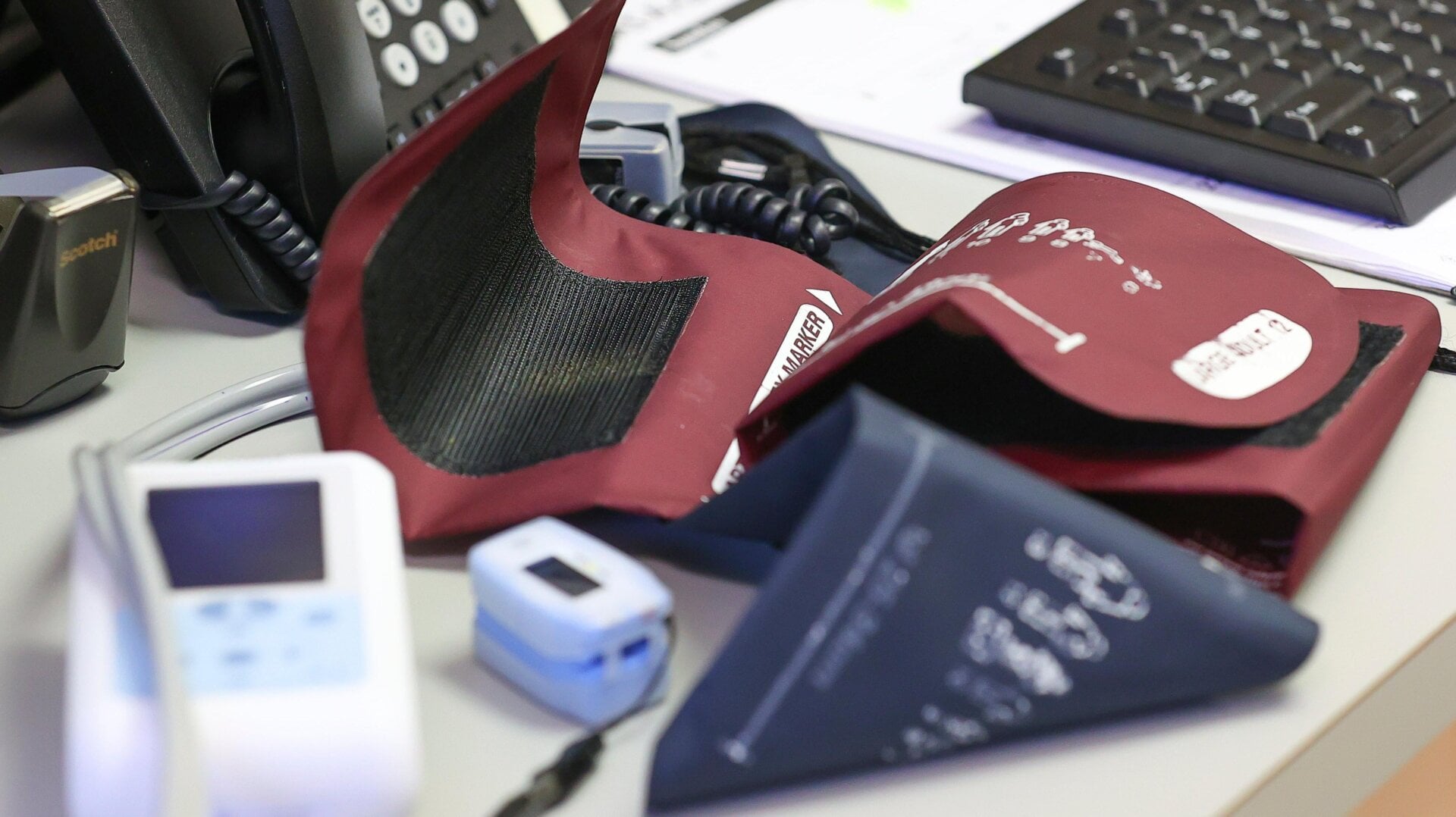 Un dispositivo de presión arterial digital.