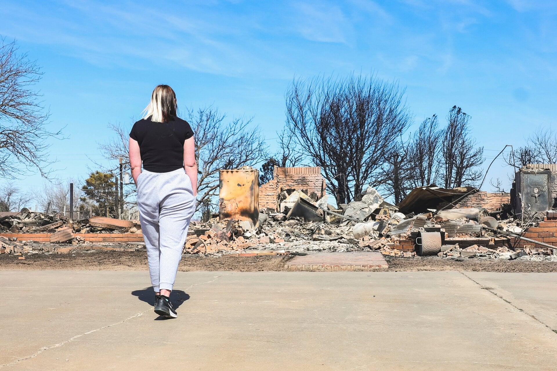 Bailey Barnes examina lo que queda de la casa de sus padres, Brent y Rachel Clapp, el miércoles 28 de febrero de 2024 en Canadá.  Texas.
